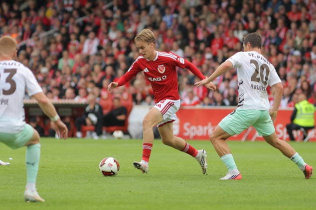 8 Lukas Michelbrink, Energie Cottbus (M), followed by 20 Mathias Rasmussen, St. Pauli (R), Soccer, 2. Bundesliga, 2026–2027, FC Energie Cottbus, FC St. Pauli