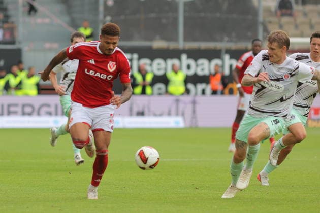 31 Justin Butler, Energie Cottbus (left), marked by 8 Eric Smith, St. Pauli; Soccer; 2. Bundesliga 2026–2027; FC Energie Cottbus; FC St. Pauli