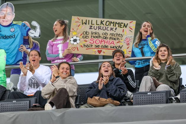 GER, Frankfurt, Eintracht Frankfurt II vs. Hertha BSC Berlin, Women s Bundesliga 2, Soccer, DFB, 2026–2027 Season, Stadion am Brentanobad, Matchday 7 in Pictures: Comeback for Sophia Winkler of Eintracht Frankfurt; fans from her team holding a banner. DFB and DFL regulations prohibit any use of photographs as image sequences and or quasi-video. September 20, 2026 Copyright: HMBxMedia HendrikxHamelau