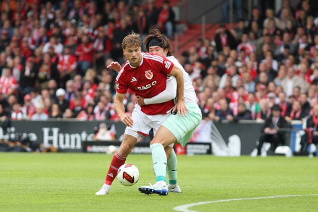 15 Tomoya Ando (St. Pauli), right back, brings 11 Moritz Hannemann (Energie Cottbus) to the game. Soccer, 2. Bundesliga, 2026–2027, FC Energie Cottbus vs. FC St. Pauli