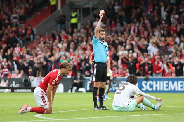 15 Tomoya Ando of St. Pauli (right) receives a yellow-red card from referee Michael Bache. Soccer, 2. Bundesliga, 2026–2027: FC Energie Cottbus vs. FC St. Pauli