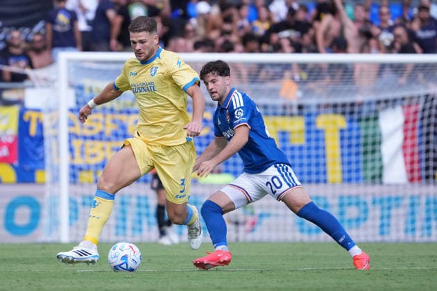 Como™s Martin Baturina Frosinone s Gabriele Calvani during the Serie A EniLive soccer match between Frosinone and Como at the Frosinone Benito Stirpe stadium, Italy - Sunday, September 20, 2026 - Soccer ( Photo by Alfredo Falcone LaPresse )  Copyright: xAlfredoxFalcone LaPressex