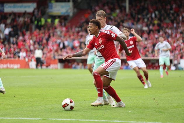 31 Justin Butler, Energie Cottbus (front), followed by 8 Eric Smith, St. Pauli; Soccer; 2. Bundesliga; 2026–2027; FC Energie Cottbus; FC St. Pauli