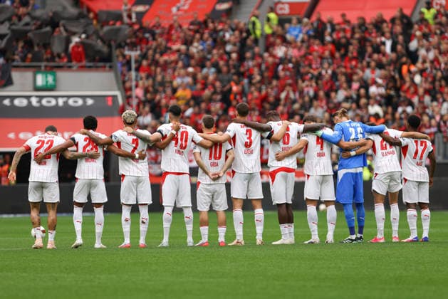 The RB Leipzig team during the minute of silence in honor of Peter Herrmann during the Bundesliga match between Bayer 04 Leverkusen and RB Leipzig, BayArena on September 20, 2026, in Leverkusen, Germany. Photo by Oliver Kaelke, DeFodi Images. The RB Leipzig team during the minute of silence in honor of Peter Herrmann during the Bundesliga match between Bayer 04 Leverkusen and RB Leipzig at BayArena on September 20, 2026 in Leverkusen, Germany. Photo by Oliver Kaelke, DeFodi Images. DFB and DFL regulations prohibit any use of photographs as image sequences and or quasi-video. Photo by Oliver Kaelke, DeFodi Images.