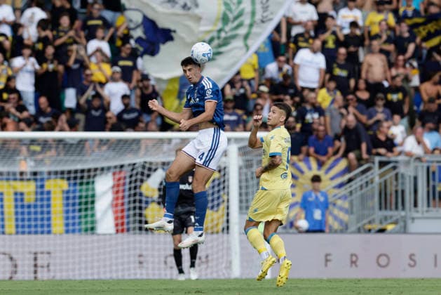 Serie a football match Frosinone Calcio vs Como Como™s Spanish defender Jacobo Ramon challenges for the ball with Frosinone s Italian forward Antonio Raimondo during the Serie A football match between Frosinone Calcio vs Como at the Benito Stirpe stadium in Frosinone, Italy on September 20, 2026. _BPH9448 Copyright: xAntonioxBalascox