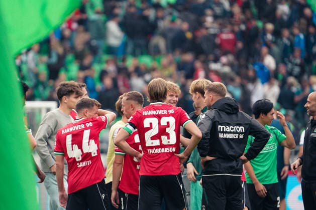 Germany Soccer 2. Bundesliga 2026–2027, Matchday 6: Hannover 96 vs. VfL Bochum at Heinz von Heiden Arena Stadium in Hannover; players celebrate the victory: Stefan Teitur Ørðarson, Stefan Teitur Thordarson (Hannover 96), 23 Emir Sahiti (Hannover 96), 44 Copyright: xAymanxAlahmedx