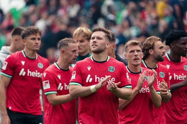 Germany Soccer 2. Bundesliga 2026–2027, Matchday 6: Hannover 96 vs. VfL Bochum at Heinz von Heiden Arena Stadium in Hannover; Players thank the fans after the game; Hannover 96 s Benjamin Källman (Benjamin Kaellman), Hannover 96, 9 Copyright: xAymanxAlahmedx