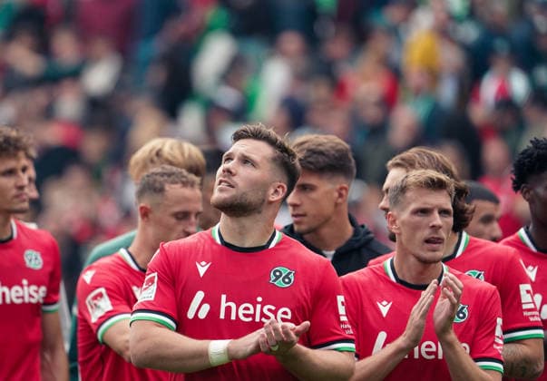 Germany Soccer 2. Bundesliga 2026–2027, Matchday 6: Hannover 96 vs. VfL Bochum at Heinz von Heiden Arena Stadium in Hannover; Players thank the fans after the game; Hannover 96 s Benjamin Källman (Benjamin Kaellman), Hannover 96, 9 Copyright: xAymanxAlahmedx