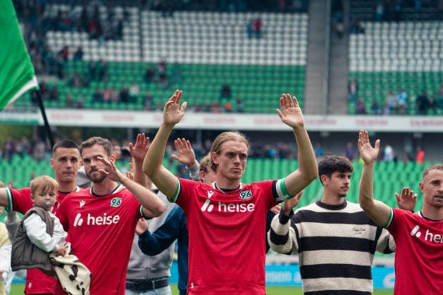Germany Soccer 2. Bundesliga 2026–2027, Matchday 6: Hannover 96 vs. VfL Bochum at Heinz von Heiden Arena Stadium in Hannover; players thank the fans after the game: Hannover 96 s Stefan Teitur Ördarson and Stefan Teitur Thordarson, Hannover 96, 23 Copyright: xAymanxAlahmedx