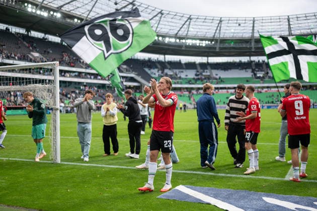 2. Bundesliga: Hannover 96 vs. VfL Bochum on September 20, 2026, at the HDI Arena in Hannover. The Hannover 96 team led by Stefan Teitur Thordarson after the victory MT