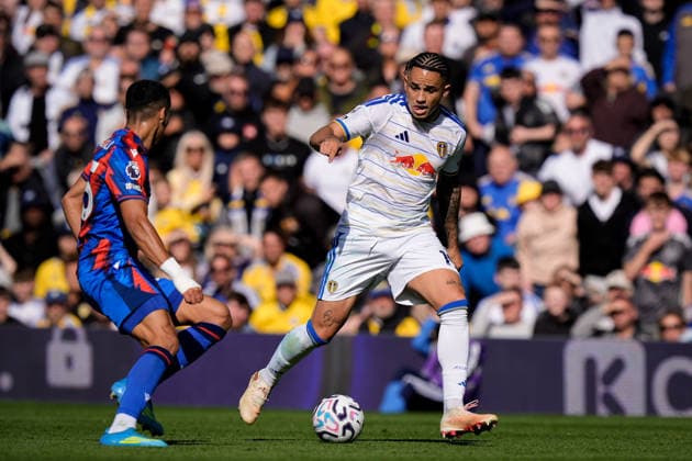 Premier League: Leeds United v Crystal Palace Noah Okafor of Leeds United dribbles past Anan Khalaili of Crystal Palace during the Premier League match Leeds United vs Crystal Palace at Elland Road, Leeds, United Kingdom on 20 September 2026 (Photo by Maynard Manyowa News Images) Leeds Elland Road West Yorkshire United Kingdom Copyright: xMaynardxManyowa NewsxImagesx