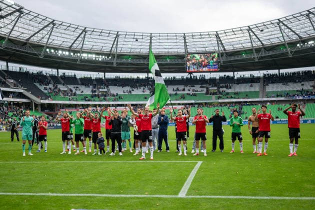 2. Bundesliga: Hannover 96 vs. VfL Bochum on September 20, 2026, at the HDI Arena in Hannover. The Hannover 96 team led by Stefan Teitur Thordarson after the victory MT
