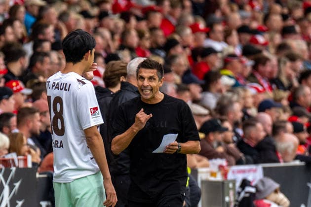 September 20, 2026: Energie Cottbus vs. FC St. Pauli, Matchday 6 of the 2. Bundesliga at the LEAG Energie Stadium. Marcel Rapp, coach of FC St. Pauli, is seen talking to Taichi Hara of FC St. Pauli while holding a note, 18 IMPORTANT NOTICE: In accordance with DFL and DFB regulations, it is prohibited to use or allow the use of photographs taken in the stadium and or during the game in the form of sequential images and or video-like photo sequences. Copyright: xJamesxZabelx