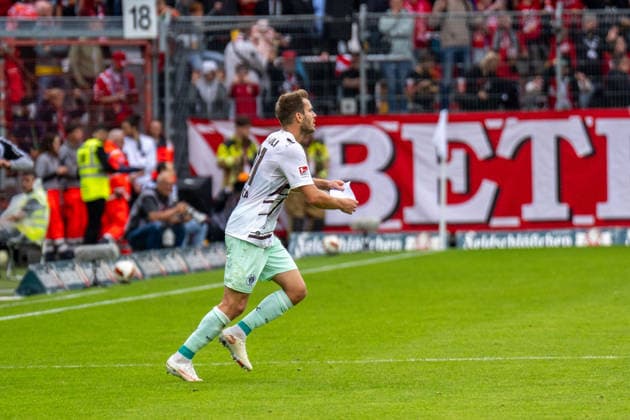 September 20, 2026: Energie Cottbus vs. FC St. Pauli, Matchday 6 of the 2. Bundesliga at the LEAG Energie Stadium. Lars Ritzka of FC St. Pauli, 21, holding a note, shouts to his teammates: IMPORTANT NOTICE: In accordance with the guidelines of the DFL and the DFB, it is prohibited to use or allow the use of photographs taken in the stadium and or during the game in the form of sequential images and or video-like photo series. Copyright: xJamesxZabelx