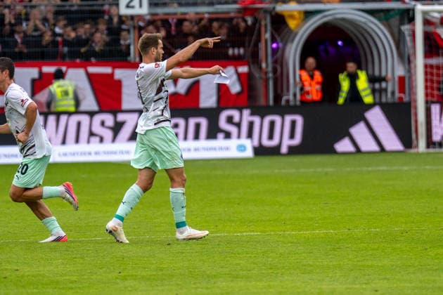 September 20, 2026: Energie Cottbus vs. FC St. Pauli, Matchday 6 of the 2. Bundesliga at the LEAG Energie Stadium. Lars Ritzka of FC St. Pauli, 21, holding a note, shouts to his teammates: IMPORTANT NOTICE: In accordance with the guidelines of the DFL and the DFB, it is prohibited to use or allow the use of photographs taken in the stadium and or during the game in the form of sequential images and or video-like photo series. Copyright: xJamesxZabelx