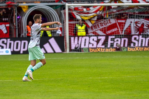 September 20, 2026: Energie Cottbus vs. FC St. Pauli, Matchday 6 of the 2. Bundesliga at the LEAG Energie Stadium. Lars Ritzka of FC St. Pauli, 21, holding a note, shouts to his teammates: IMPORTANT NOTICE: In accordance with the guidelines of the DFL and the DFB, it is prohibited to use or allow the use of photographs taken in the stadium and or during the game in the form of sequential images and or video-like photo series. Copyright: xJamesxZabelx