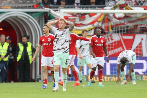 September 20, 2026, xtgx, Soccer 2. Bundesliga, FC Energie Cottbus vs. FC St. Pauli, from left: Louis Oppie (St. Pauli), 23 disappointed, looks disappointed, dejected, DFL DFB REGULATIONS PROHIBIT ANY USE OF PHOTOGRAPHS as IMAGE SEQUENCES and or QUASI-VIDEO Cottbus