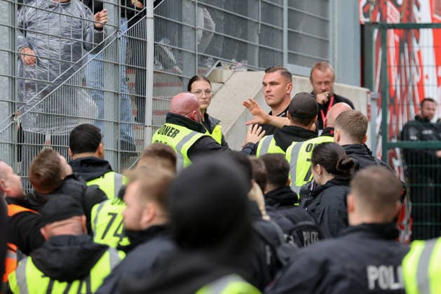 September 20, 2026, xtgx, Soccer 2. Bundesliga, FC Energie Cottbus vs. FC St. Pauli; from left: security guards and police officers are removing people from the stadium who had attempted to reach the visitors section through the concourse. DFL DFB REGULATIONS PROHIBIT ANY USE OF PHOTOGRAPHS AS IMAGE SEQUENCES AND OR QUASI-VIDEO. Cottbus