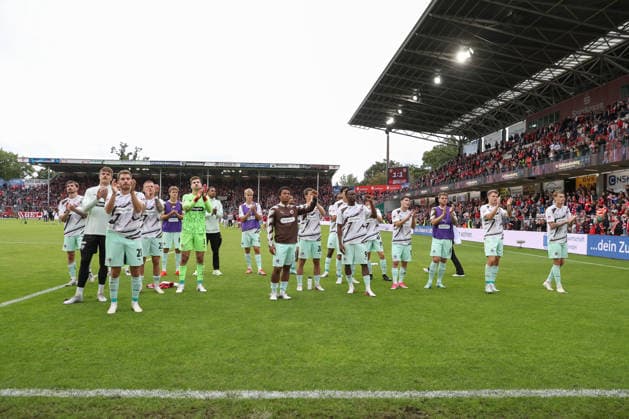 September 20, 2026, xtgx, Soccer 2. Bundesliga, FC Energie Cottbus vs. FC St. Pauli, from left: Pauli thanks the fans. DFL and DFB regulations prohibit any use of photographs as image sequences and or quasi-video. Cottbus