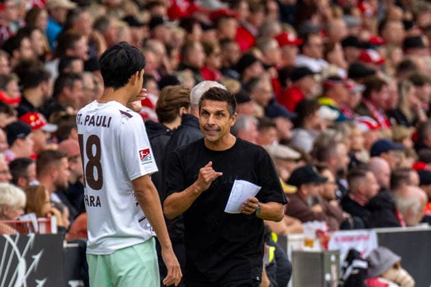 September 20, 2026: Energie Cottbus vs. FC St. Pauli, Matchday 6 of the 2. Bundesliga at the LEAG Energie Stadium. Marcel Rapp, coach of FC St. Pauli, is seen talking to Taichi Hara of FC St. Pauli while holding a note. 18 IMPORTANT NOTICE: In accordance with DFL and DFB regulations, it is prohibited to use or allow the use of photographs taken in the stadium and or during the game in the form of sequential images and or video-like photo series. Copyright: xJamesxZabelx