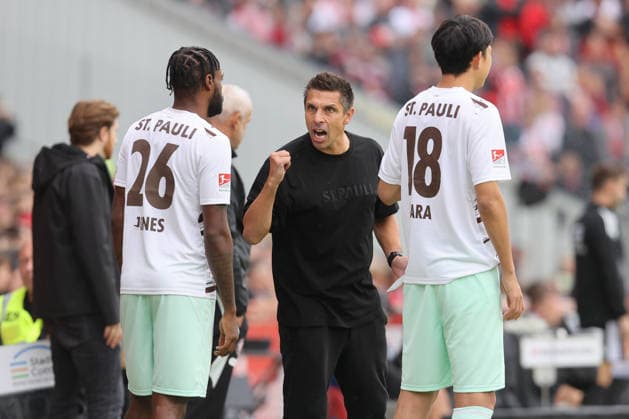 September 20, 2026, xtgx, Soccer 2. Bundesliga, FC Energie Cottbus vs. FC St. Pauli, from left: Ricky Jade Jones (St. Pauli), 26 Marcel Rapp (St. Pauli), Coach gives instructions, gesturing with his arms, gesticulate, gives instructions, substitution, substitution DFL DFB REGULATIONS PROHIBIT ANY USE OF PHOTOGRAPHS as IMAGE SEQUENCES and or QUASI-VIDEO Cottbus