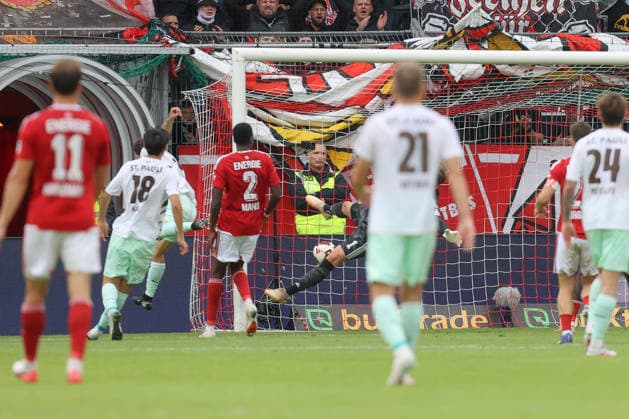 September 20, 2026, xtgx, Soccer 2. Bundesliga, FC Energie Cottbus vs. FC St. Pauli, from left: Martijn Kaars (St. Pauli), 19 scores a goal, shoots, goal scorer, scores a goal, goal, scores the goal 1–1 DFL DFB REGULATIONS PROHIBIT ANY USE OF PHOTOGRAPHS as IMAGE SEQUENCES and or QUASI-VIDEO Cottbus