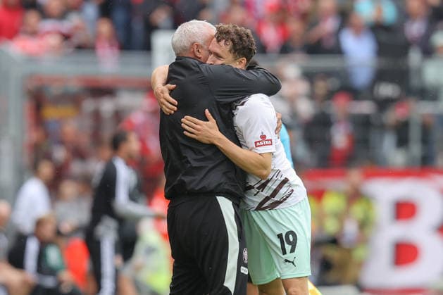 September 20, 2026, xtgx, Soccer 2. Bundesliga, FC Energie Cottbus vs. FC St. Pauli, from left: Assistant Coach Peter Nemeth, Martijn Kaars, St. Pauli, 19, cheering, goal celebration, celebrating the goal, DFL DFB REGULATIONS PROHIBIT ANY USE OF PHOTOGRAPHS AS IMAGE SEQUENCES AND OR QUASI-VIDEO, Cottbus