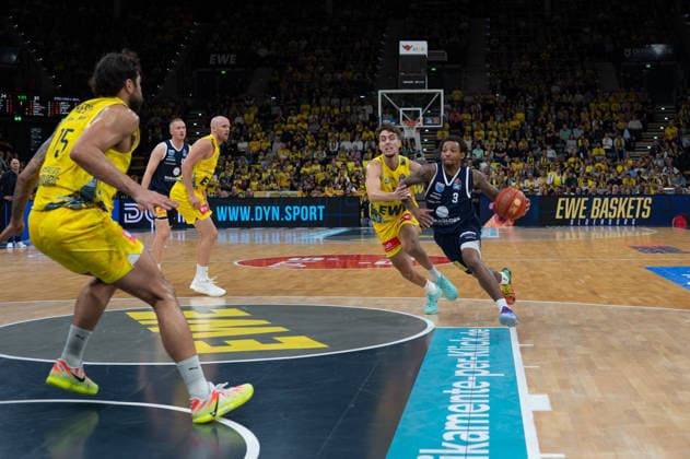 September 20, 2026, Germany, Basketball, Bundesliga 1 Matchday, 2026–2027 Season, Oldenburg, EWE Arena, EWE Baskets Oldenburg vs. Syntainics MBC DeLonnie HUNT (Syntainics MBC) 3, Zach ENSMINGER (EWE Baskets Oldenburg) 3, Oldenburg, EWE Arena, Lower Saxony, Germany Copyright: xnordphotoxGmbHx xRojahnx