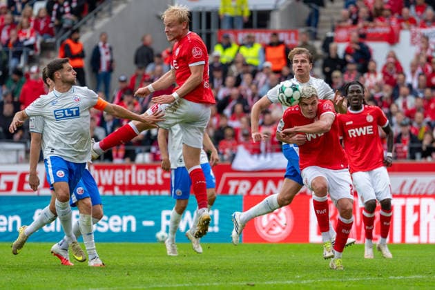 Marco Schuster (FC Hansa Rostock, 05) and Ben Huening (Rot-Weiss Essen, 15) are in mid-air, Marek Janssen (Rot-Weiss Essen, 20) gets hit in the head by the ball, Rot-Weiss Essen vs. FC Hansa Rostock, Soccer, 3rd Division, Matchday 7, 2026–27 Season, September 20, 2026, DFL regulations prohibit any use of photographs as image sequences and or quasi-video, Rot-Weiss Essen vs. FC Hansa Rostock, Soccer, 3rd Division, Matchday 7, 2026–27 season, September 20, 2026, Essen Copyright: xEibner-Pressefoto LukasxBaldygax EP_LBA