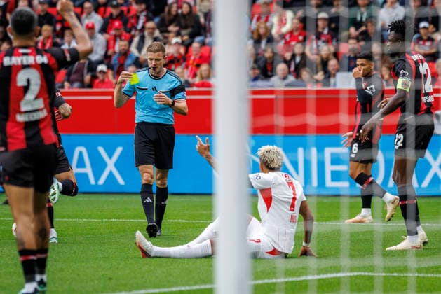 LEVERKUSEN, GERMANY - SEPTEMBER 20, 2026:Referee Robert Schroeder (Hannover) shows Antonio Nusa (RB Leipzig, 7) the yellow card for a diver in the box during the German Bundesliga match on gameday 4 between Bayer 04 Leverkusen vs. RB Leipzig at BayArena on September 20, 2026 in Leverkusen, Germany. DFL REGULATIONS PROHIBIT ANY USE OF PHOTOGRAPHS AS IMAGE SEQUENCES AND OR QUASI-VIDEO. Northrhine-Westphalia Germany Copyright: xAxelxKohringx