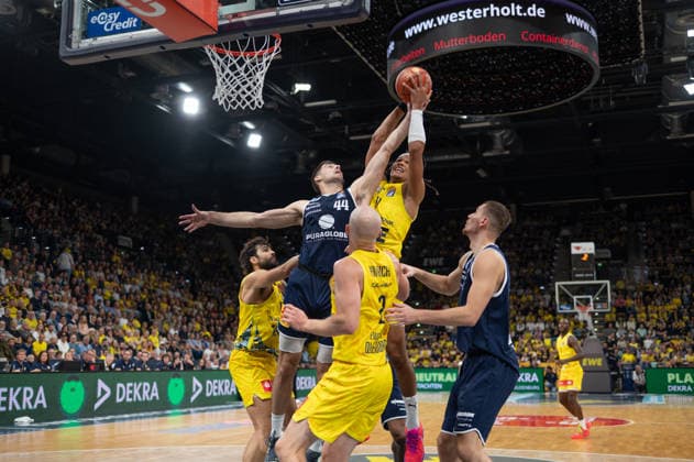 September 20, 2026, GER, Basketball, Bundesliga 1 Matchday, 2026–2027 Season, Oldenburg, EWE Arena, EWE Baskets Oldenburg vs. Syntainics MBC Jure PLANINIC, Syntainics MBC 44; Nicholas TISCHLER, EWE Baskets Oldenburg 11; Seth HINRICHS, EWE Baskets Oldenburg 21; Borisa SIMANIC, Syntainics MBC 22; Marcel KEßEN, EWE Baskets Oldenburg 15 Oldenburg EWE Arena Lower Saxony Germany Copyright: xnordphotoxGmbHx xRojahnx