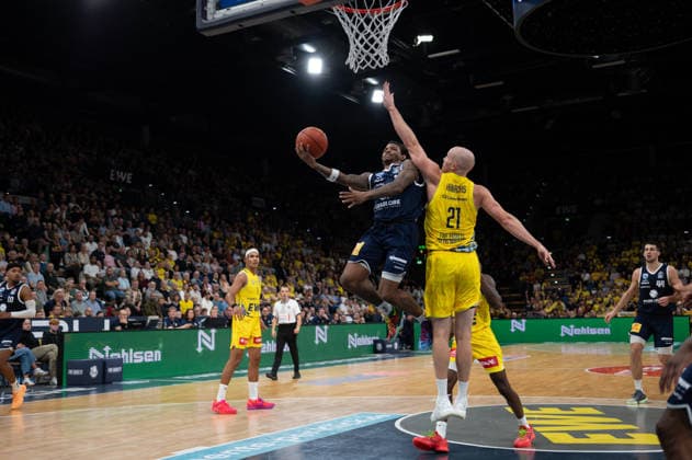 September 20, 2026, GER, Basketball, Bundesliga 1 Matchday, 2026–2027 Season, Oldenburg, EWE Arena, EWE Baskets Oldenburg vs. Syntainics MBC DeLonnie HUNT (Syntainics MBC) 3, Seth HINRICHS (EWE Baskets Oldenburg) 21, Oldenburg, EWE Arena, Lower Saxony, Germany Copyright: xnordphotoxGmbHx xRojahnx