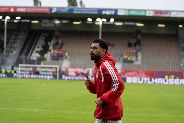 September 20, 2026: Energie Cottbus vs. FC St. Pauli, Matchday 6 of the 2. Bundesliga at the LEAG Energie Stadium: Tolcay Cigerci of Energie Cottbus gives a thumbs-up to the Cottbus fan section after the final whistle. IMPORTANT NOTICE: In accordance with DFL and DFB regulations, it is prohibited to use or allow the use of photographs taken in the stadium and or during the game in the form of sequential images and or video-like photo sequences Copyright: xJamesxZabelx