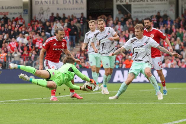 September 20, 2026, xtgx, Soccer 2. Bundesliga, FC Energie Cottbus vs. FC St. Pauli, from left: Henry Rorig (Cottbus), 3, Ben Voll (St. Pauli), 1 save, holds the ball, catches the ball, blocks the shot DFL DFB REGULATIONS PROHIBIT ANY USE OF PHOTOGRAPHS as IMAGE SEQUENCES and or QUASI-VIDEO Cottbus