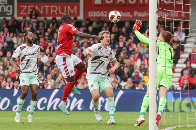 September 20, 2026, xtgx, Soccer 2. Bundesliga, FC Energie Cottbus vs. FC St. Pauli, from left: King Manu (Cottbus), 2. Ben Voll (St. Pauli), 1 save, stops the ball, catches the ball, blocks the shot DFL DFB REGULATIONS PROHIBIT ANY USE OF PHOTOGRAPHS as IMAGE SEQUENCES and or QUASI-VIDEO Cottbus