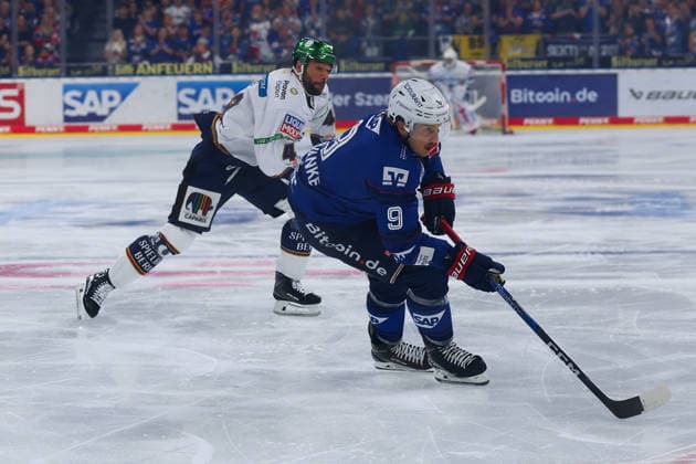 From left: Adam Smith (Eisbären Berlin), 4, Leon Gawanke (Adler Mannheim), 9 GER Adler Mannheim Eisbären Berlin Ice Hockey DEL Matchday 2 Season 2026–2027 20 09 2026 GER Adler Mannheim Eisbären Berlin Ice Hockey PENNY DEL Matchday 2 Season 2026–2027 209 20 2026 Mannheim Copyright: xEibner-Pressefoto JoergxHirschx EP_JHH