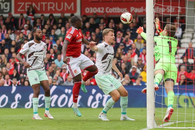 September 20, 2026, xtgx, Soccer 2. Bundesliga, FC Energie Cottbus vs. FC St. Pauli, from left: King Manu (Cottbus), 2. Ben Voll (St. Pauli), 1 save, stops the ball, catches the ball, blocks the shot DFL DFB REGULATIONS PROHIBIT ANY USE OF PHOTOGRAPHS as IMAGE SEQUENCES and or QUASI-VIDEO Cottbus