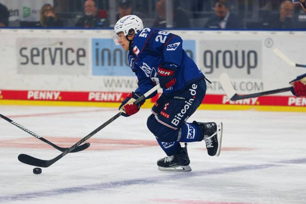Alexander Ehl, Adler Mannheim, 28 with Puk GER Adler Mannheim Eisbären Berlin Ice Hockey DEL 2nd Matchday Season 2026–2027 September 20, 2026 GER Adler Mannheim Eisbären Berlin Ice Hockey PENNY DEL 2nd Matchday Season 2026–2027, September 20, 2026, Mannheim Copyright: xEibner-Pressefoto JoergxHirschx EP_JHH