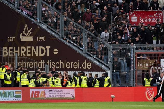 September 20, 2026: Energie Cottbus vs. FC St. Pauli, Matchday 6 of the 2. Bundesliga at the LEAG Energie Stadium: Security personnel and police presence next to the St. Pauli visitors’ section after the final whistle. IMPORTANT NOTICE: In accordance with the guidelines of the DFL and the DFB, it is prohibited to to use or allow the use of photographs taken in the stadium and or during the game in the form of sequential images and or video-like photo series. Copyright: xJamesxZabelx