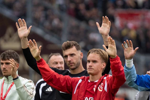 September 20, 2026: Energie Cottbus vs. FC St. Pauli, Matchday 6 of the 2. Bundesliga at LEAG Energie Stadium; Lukas Michelbrink (Energie Cottbus), 8 minutes after the final whistle in front of the fan section IMPORTANT NOTICE: In accordance with DFL and DFB regulations, it is prohibited to use or allow the use of photographs taken inside the stadium and or during the game in the form of sequential images and or video-like photo series. Copyright: xJamesxZabelx