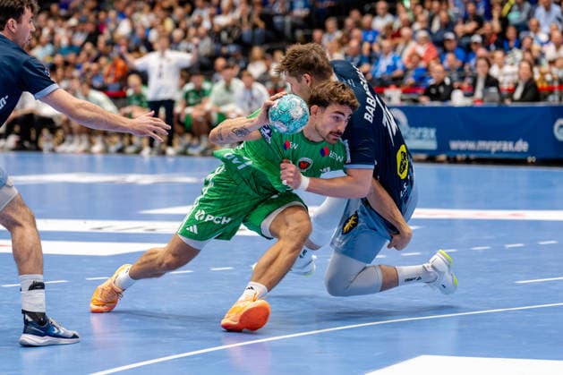 Düsseldorf, September 20, 2026, Handball, Men s, Opel Bundesliga, Matchday 5, 2026–2027 Bergische HC vs. Füchse Berlin Aymeric Zaepfel of Füchse Berlin, No. 30, in a duel with Gerdas Babarskas of Bergische HC, No. 14