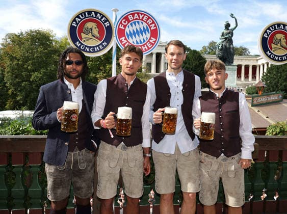 Football: FC Bayern Munich visits the Munich Oktoberfest