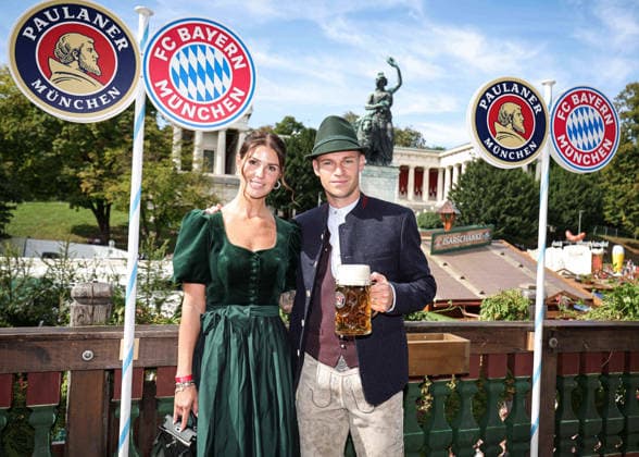 Joshua KIMMICH (M) with his wife Lina, FC Bayern Munich soccer player, during a traditional Oktoberfest visit to the Käfer Schänke on September 20, 2026, in Munich, Germany Â