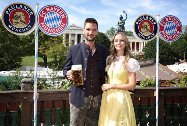 Goalkeeper Sven ULREICH M with his wife Lisa, FC Bayern Munich soccer team, traditional Oktoberfest visit to the Kaefer Schaenke on September 20, 2026, in Munich, Germany Â