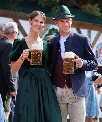Joshua KIMMICH (M) with his wife Lina, FC Bayern Munich soccer player, during a traditional Oktoberfest visit to the Kaefer Schaenke on September 20, 2026, in Munich, Germany Â