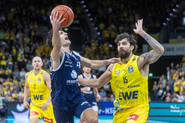 Oldenburg, Lower Saxony, Germany, September 20, 2026, Vuk Radojicic (left), Syntainics MBC, and Marcel Keßen (right), EWE Baskets Oldenburg. EWE Baskets Oldenburg vs. Syntainics MBC. Basketball 1. Basketball Bundesliga. 2026–2027 season, Matchday 1, Grosse EWE Arena: EWE Baskets Oldenburg vs. Syntainics MBC Weißenfels www.andreas-burmann.de