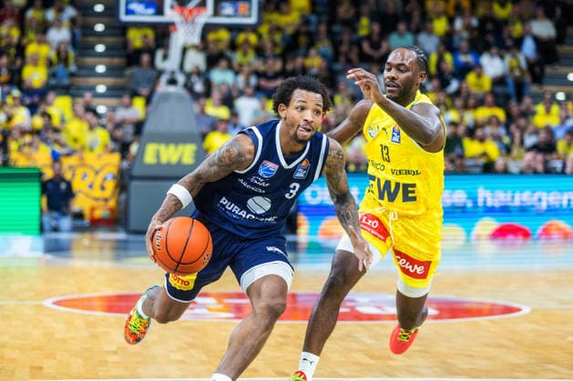 Oldenburg, Lower Saxony, Germany, September 20, 2026, DeLonnie Hunt (left), Syntainics MBC, and JaQualyn Gilbreath (right), EWE Baskets Oldenburg; EWE Baskets Oldenburg vs. Syntainics MBC; Basketball 1; Basketball Bundesliga; 2026–2027 season, Matchday 1, Grosse EWE Arena: EWE Baskets Oldenburg vs. Syntainics MBC Weißenfels www.andreas-burmann.de