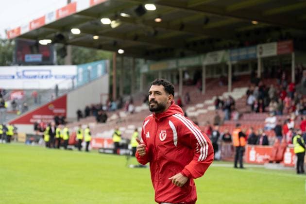 September 20, 2026: Energie Cottbus vs. FC St. Pauli, Matchday 6 of the 2. Bundesliga at the LEAG Energie Stadium: Tolcay Cigerci of Energie Cottbus gives a thumbs-up to the Cottbus fan section after the final whistle. IMPORTANT NOTICE: In accordance with DFL and DFB regulations, it is prohibited to use or allow the use of photographs taken in the stadium and or during the game in the form of sequential images and or video-like photo sequences Copyright: xJamesxZabelx