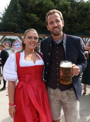 Harry KANE M with his wife Katie GOODLAND, soccer player for FC Bayern Munich, during a traditional Oktoberfest visit to the Kaefer Schaenke on September 20, 2026, in Munich, Germany Â
