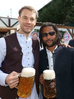 Goalkeeper Manuel NEUER (M) and Michael OLISE (M), FC Bayern Munich soccer players, on their traditional Oktoberfest visit to the Kaefer Schaenke on September 20, 2026, in Munich, Germany Â